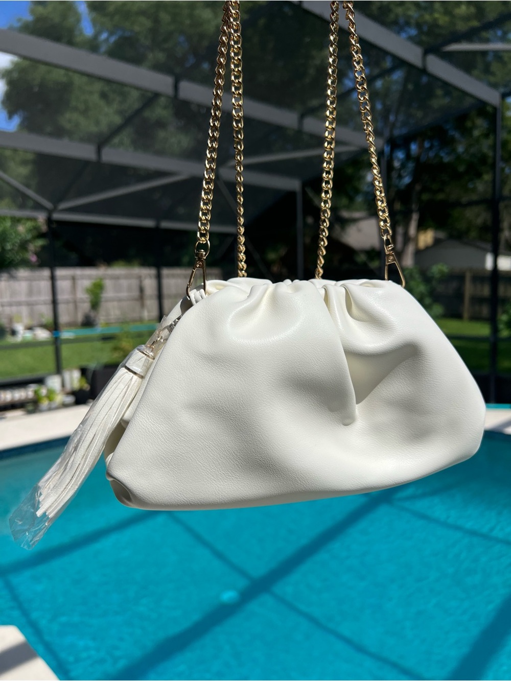 White clam shell vegan leather gold Chain-Handle Shoulder Bag